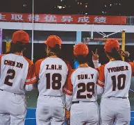 包含棒球半决赛,西城海豚队与瓯越铁骑队翻盘,阵地战处理得当!团队防守值得称道的词条 包含棒球半决赛,西城海豚队与瓯越铁骑队翻盘,阵地战处理得当!团队防守值得称道的词条